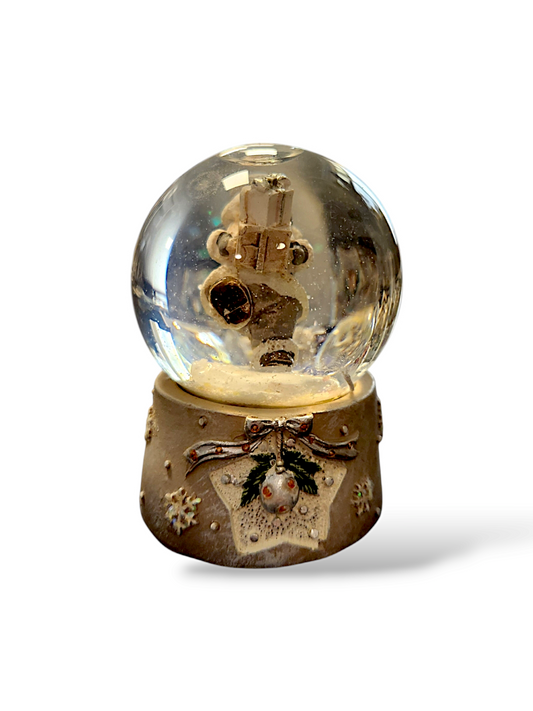 Snöglob tomte med paket