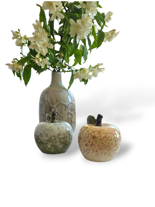 Dekorativt äpple - röd/cremefärgat melerad finish