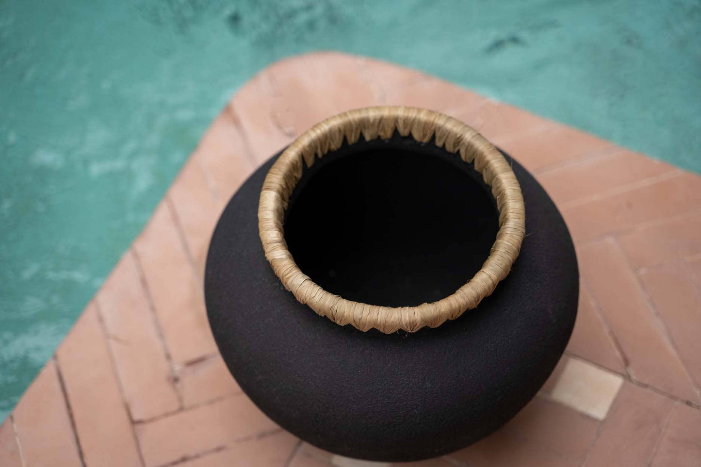 Den Styly Vase - Svart Naturlig - M