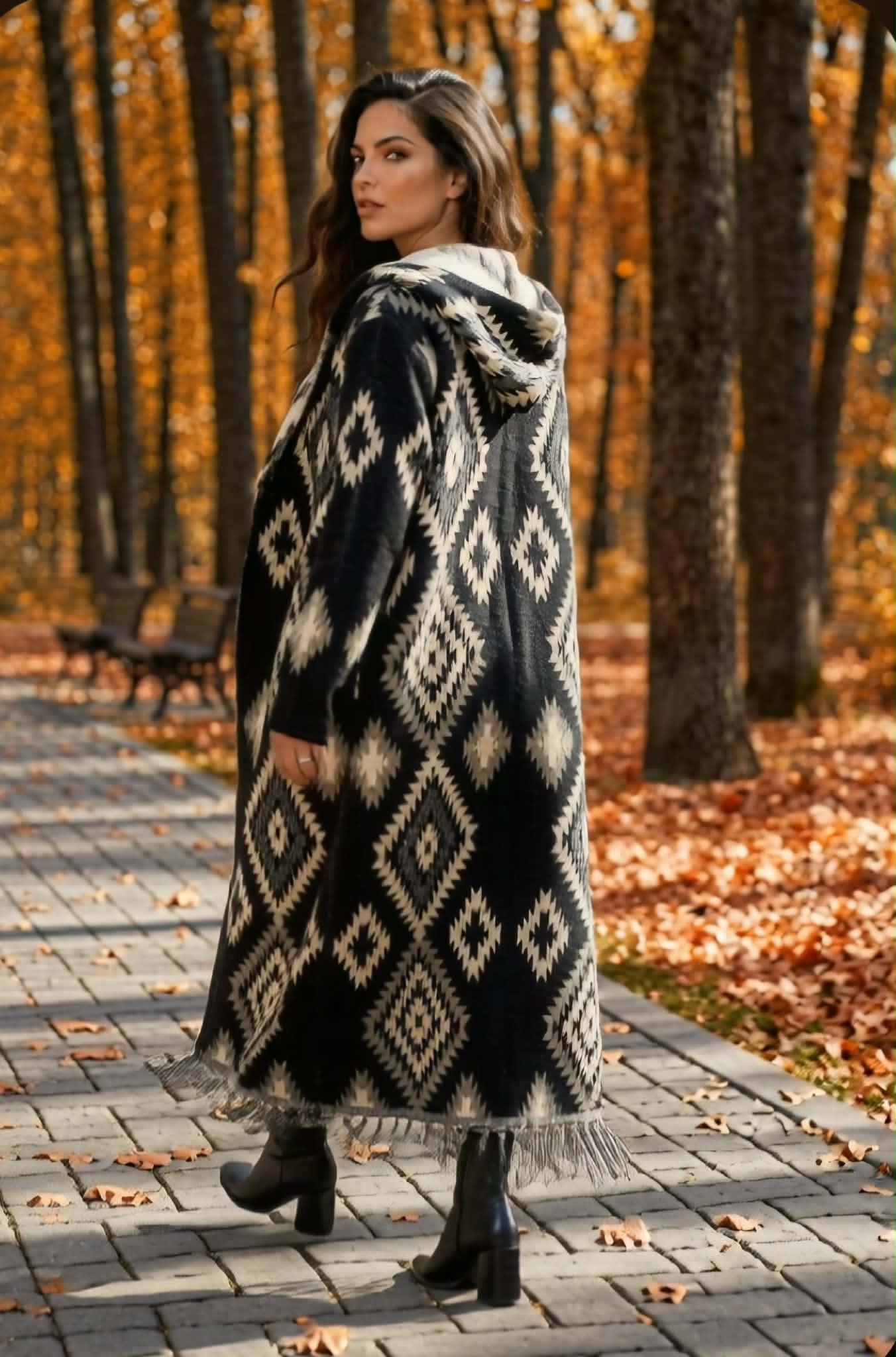 Ponchokappa med fransar Black & Ivory