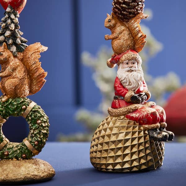 Ljusstake med ekorre på jultomten, polyresin