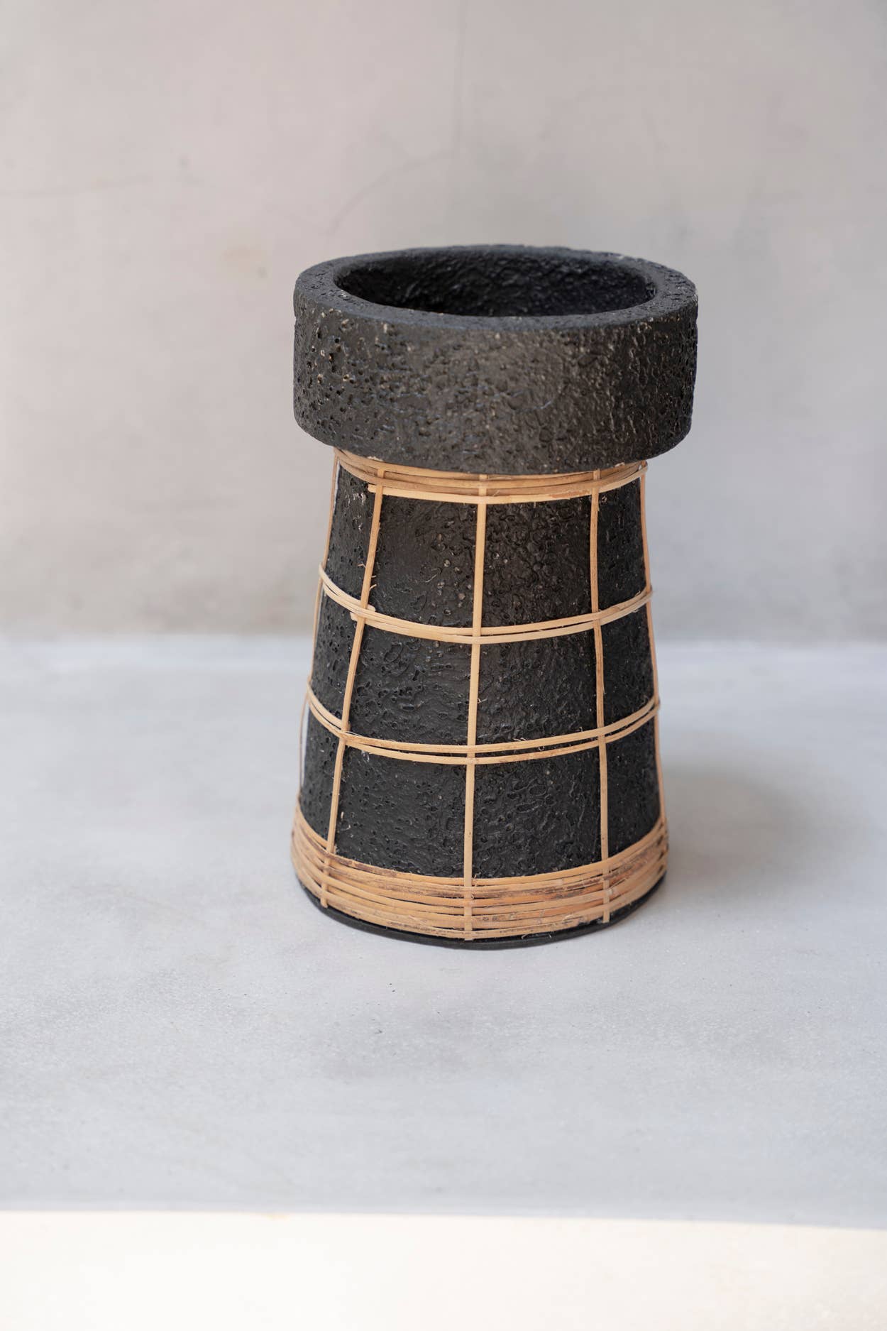 Den Serene Ljusstake - Svart Naturlig - L