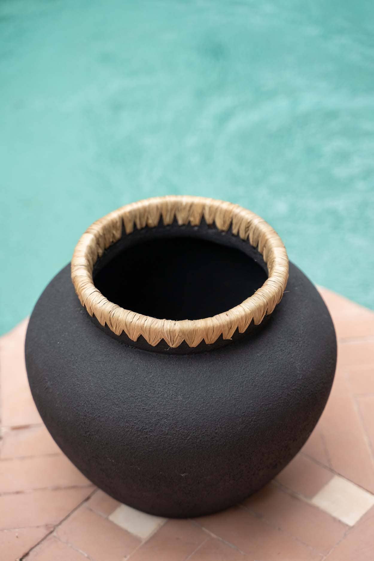 Den Styly Vase - Svart Naturlig - M