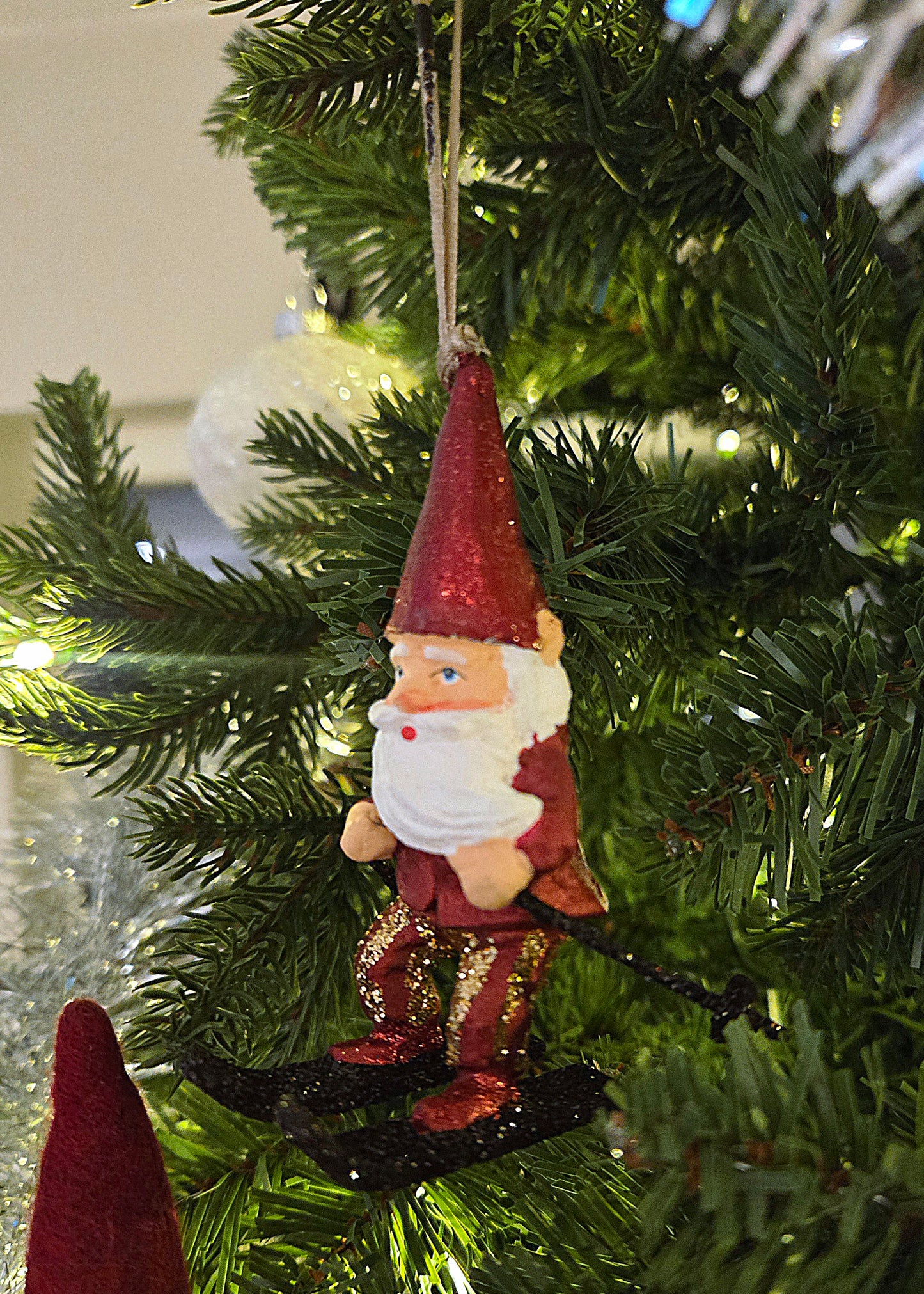 Skating Santa Elf red/gold